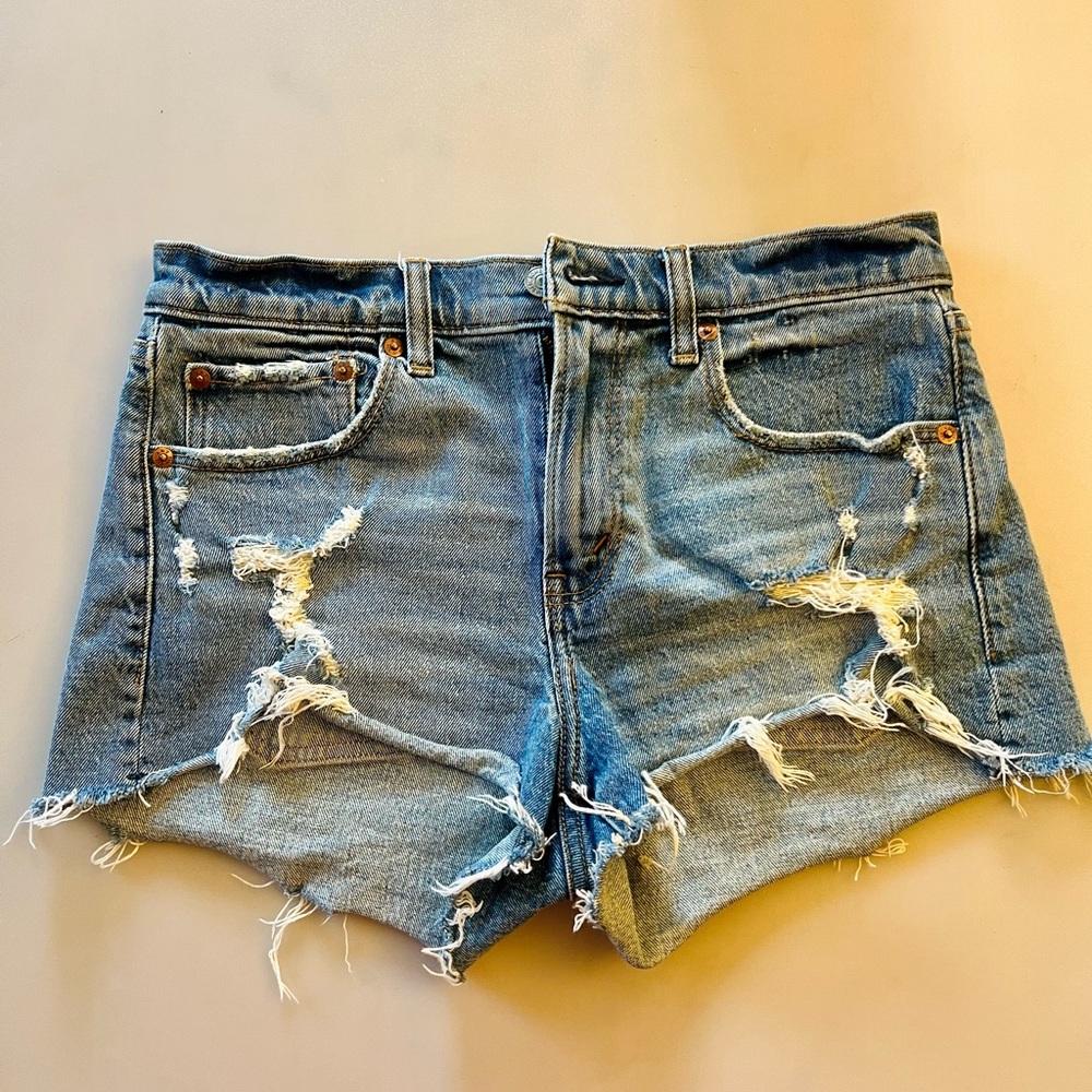 Abercrombie & Fitch Womens Medium Wash Distressed Mid Rise Mom Shorts. Size 26/2